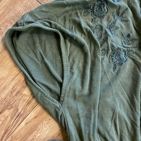 Maternity a:glow green tunic. Size medium. Embroidered on shoulders. - Picture 5 of 8